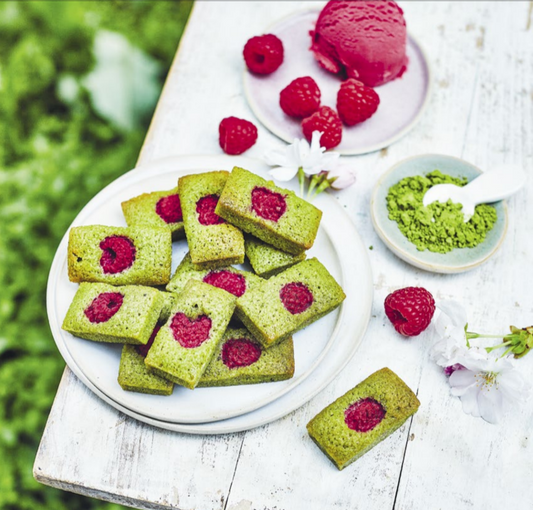 Financier med matcha og bringebær